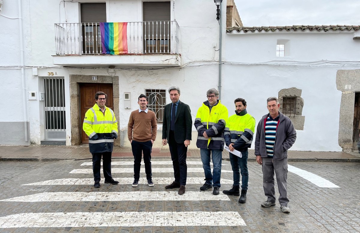 Visita del vicepresidente de la Diputación de Córdoba a Conquista para supervisar obras de infraestructura y eliminación de barreras arquitectónicas.
