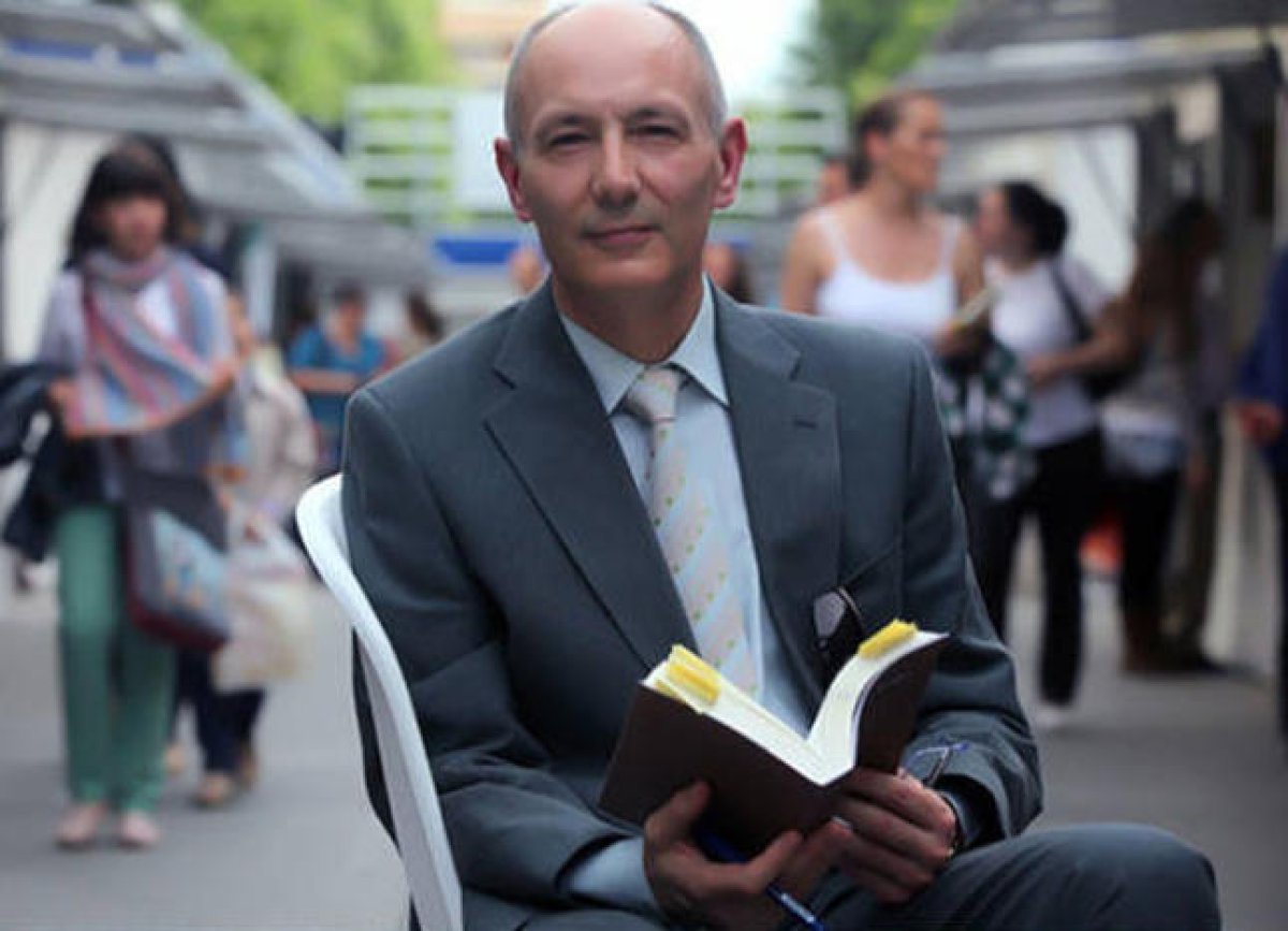 Manuel Gahete regresa con su nuevo poemario 'Epifanía' después de nueve años de silencio poético.