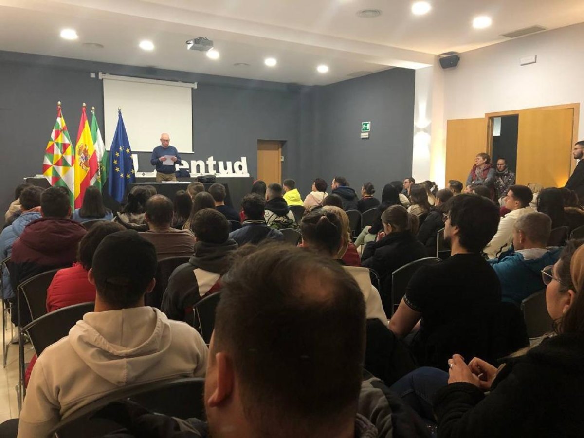 El Ayuntamiento de Cabra contratará a 57 jóvenes para fomentar la adquisición de competencias y habilidades profesionales.