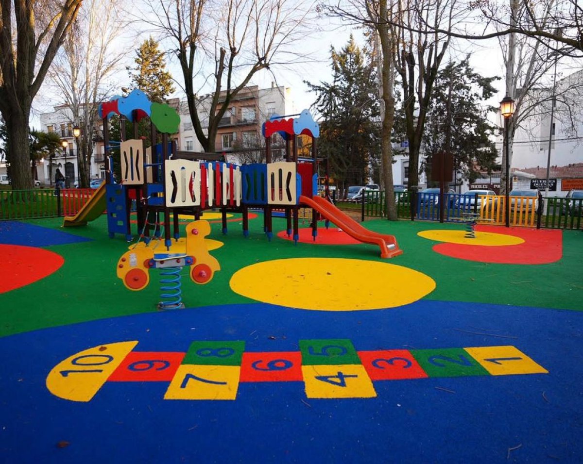 Renovados y listos para el juego: El Ayuntamiento de Pozoblanco finaliza la renovación de 10 parques infantiles