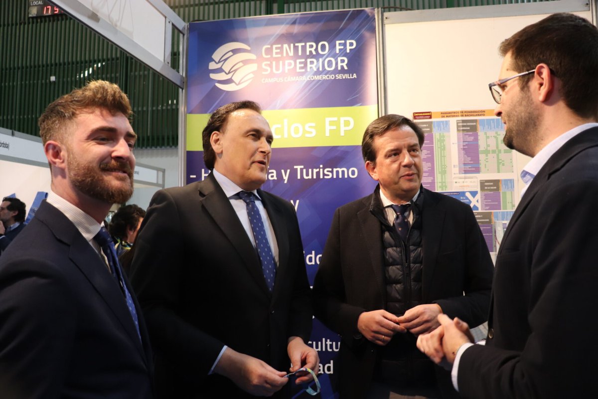 Éxito en el Salón del Estudiante de Lucena: Más de 7.000 visitas y presencia de autoridades educativas.