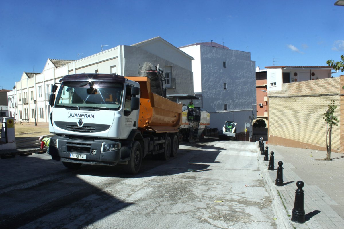 Nuevo plan de pavimentación en calles de Lucena con inversiones del PFEA.