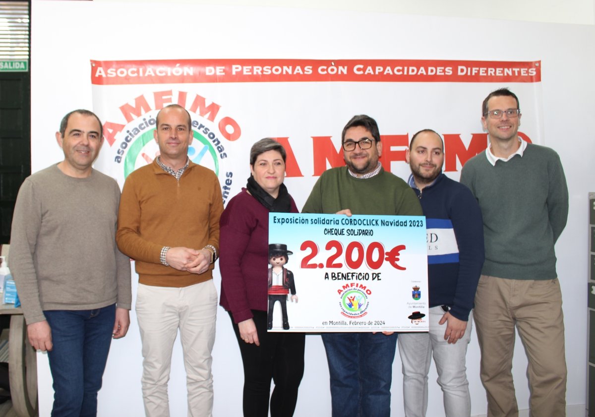 La Asociación CordoClicks dona 2.200 euros a Amfimo Capacidades Diferentes gracias al Belén Solidario de Playmobil.