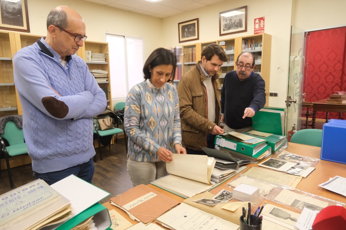 El poeta Juan Soca dona importante colección de documentos a la Biblioteca Pública de Cabra.