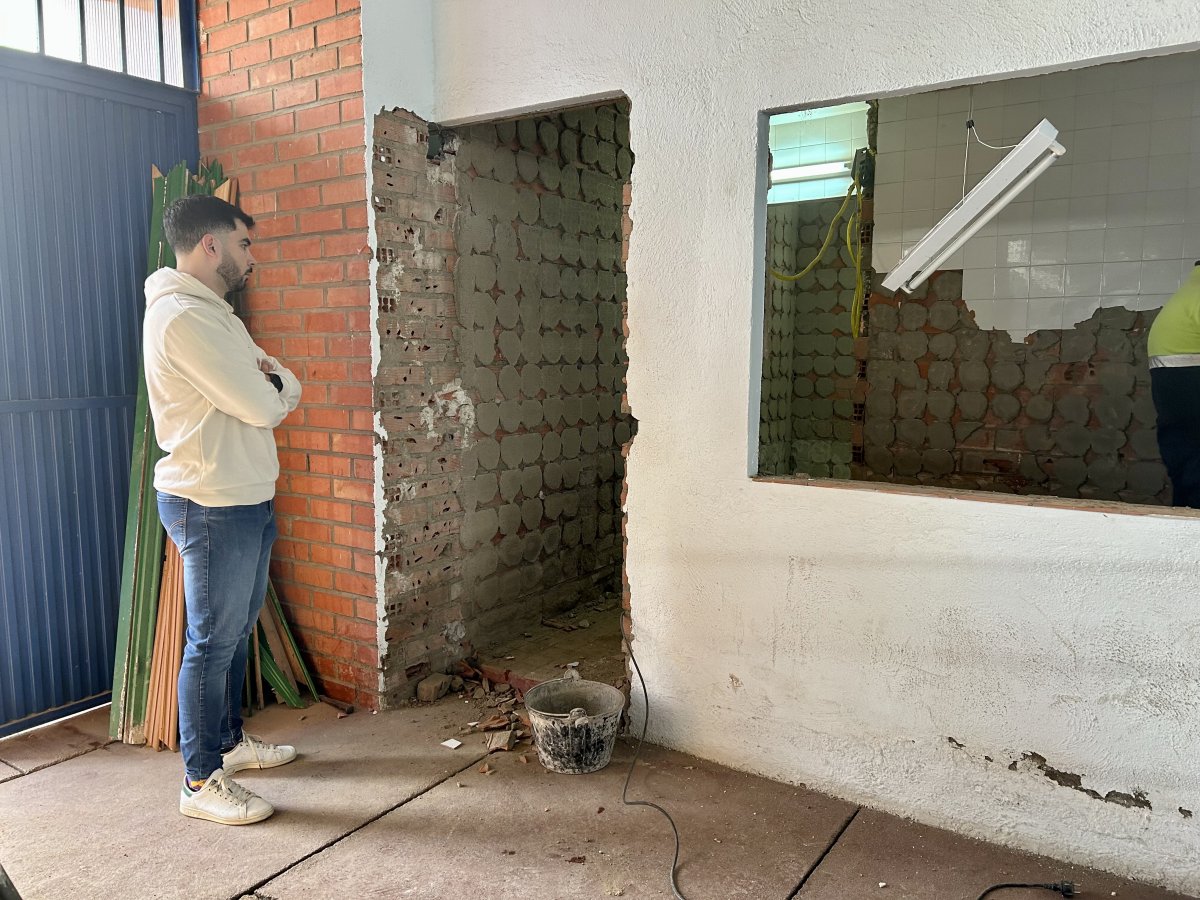 "Reforma integral de aseos en polideportivo municipal de Peñarroya-Pueblonuevo"