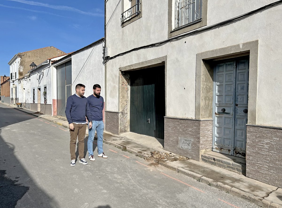 Comienzan las obras de reforma de la calle Luis Ramírez en Peñarroya-Pueblonuevo para mejorar la infraestructura y tráfico.