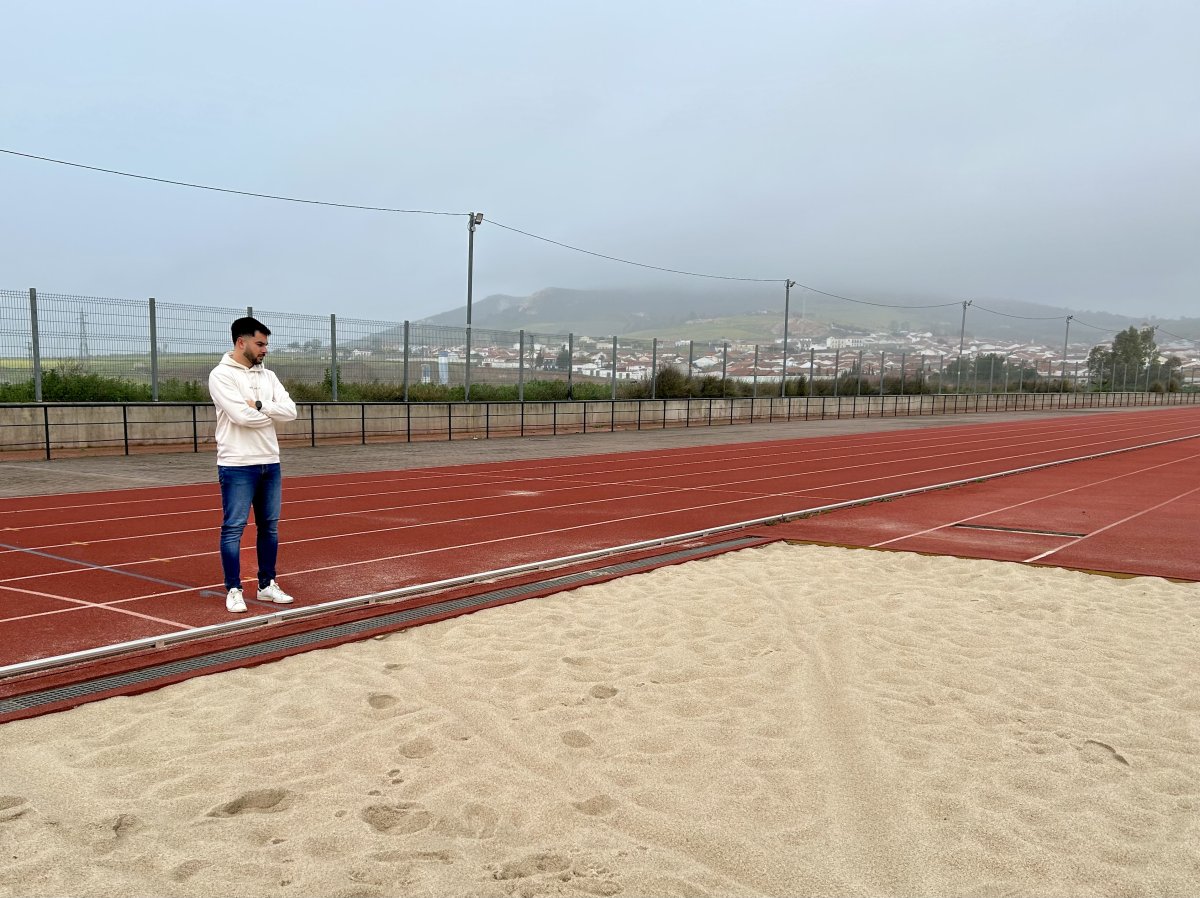 El Ayuntamiento de Peñarroya-Pueblonuevo renueva la arena del foso de salto de longitud en la pista de atletismo.
