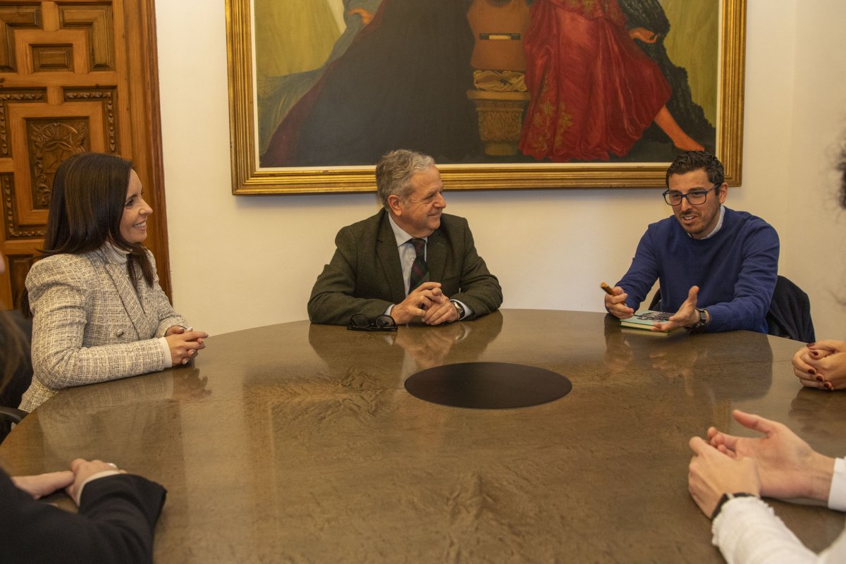 El presidente de la Diputación de Córdoba se reúne con Astuce para apoyar la investigación en tumores cerebrales.