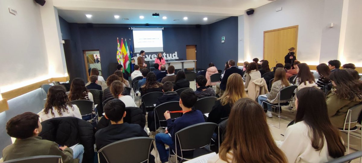 Inaugurado el I Encuentro de Debate de Cabra con la participación de alumnos de institutos de la ciudad