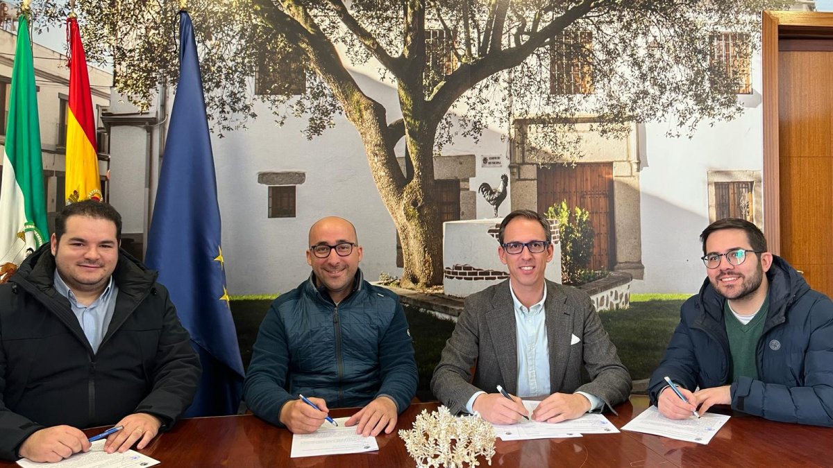 El alcalde de Pozoblanco renueva convenios de cesión de locales de ensayo para bandas musicales