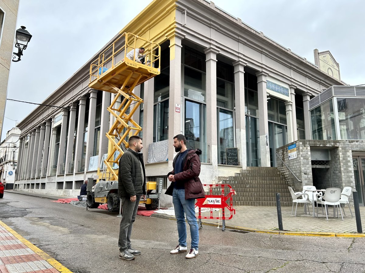 Mercado de Abastos de Peñarroya-Pueblonuevo recibe un lavado de cara con un proceso de pintado y reparación del ascensor
