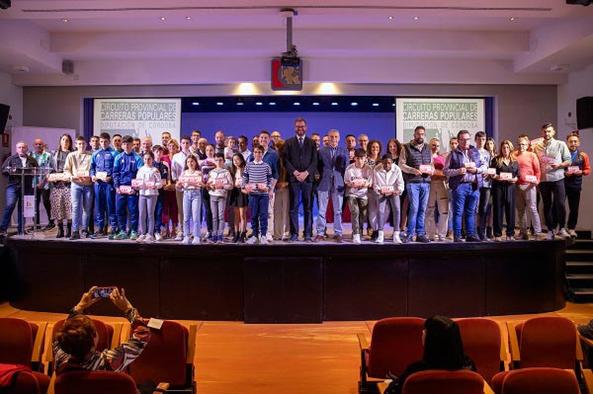 Entrega de premios del Circuito Provincial de Carreras Populares en Córdoba, promoviendo el atletismo y la actividad física