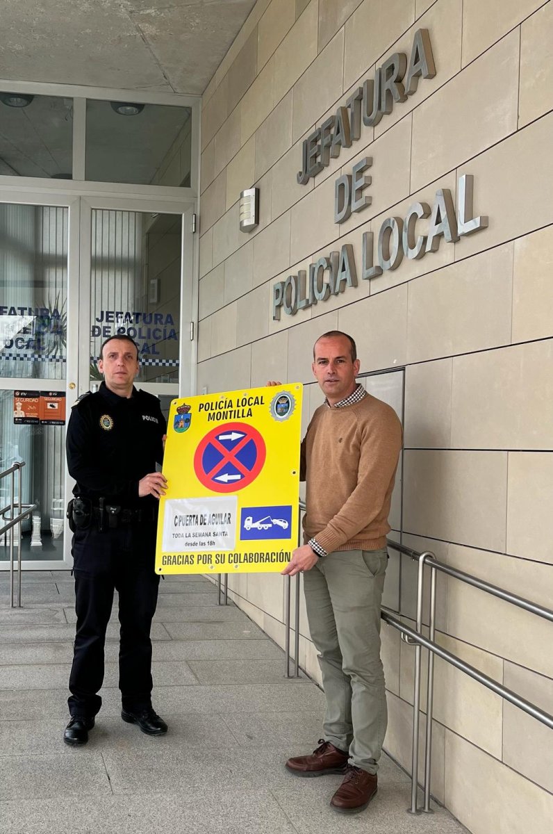 La Policía Local de Montilla instala nueva señalización para Semana Santa 2024.