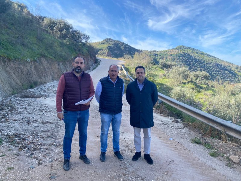 Comienzan obras de mejora en camino municipal del Alcaparrero en Lucena