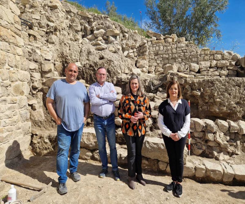 Alcaldesa supervisa restauración de muro en termas de Torreparedones