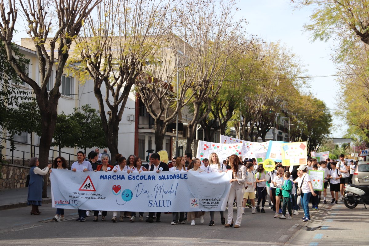 Marcha por la salud: 600 escolares y personas mayores de Montilla se unen por el Día Mundial de la Salud.