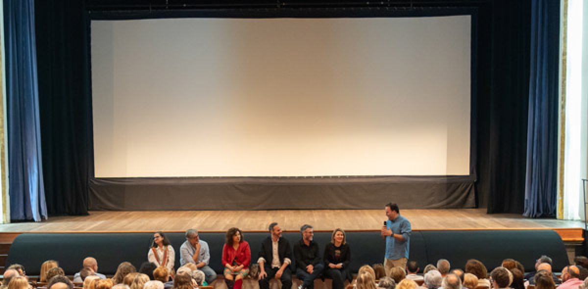 "Éxito total en la proyección de 'Tumbas Vecinas' en el Teatro Victoria de Priego de Córdoba"