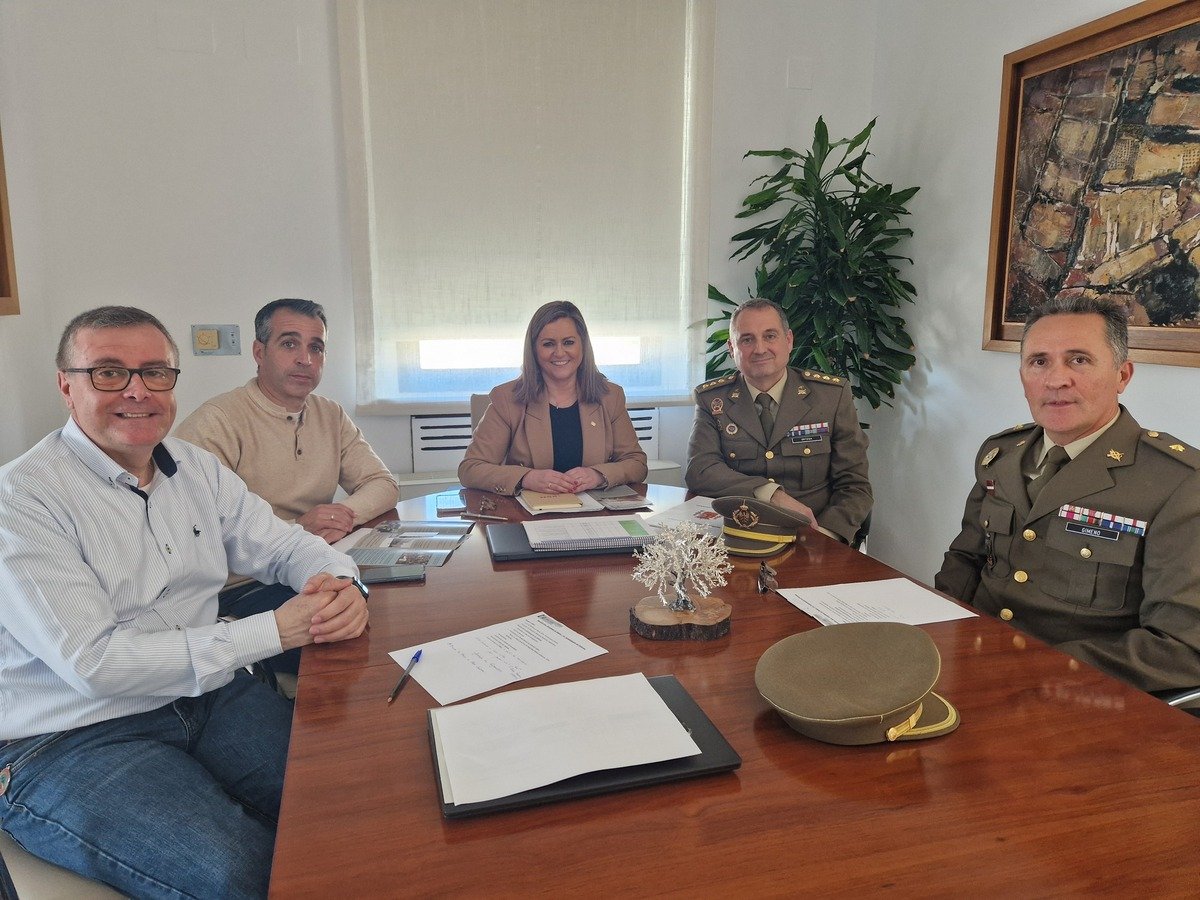 Ayuntamiento de Baena y Subdelegación de Defensa abordan colaboración en temas de interés histórico y laboral