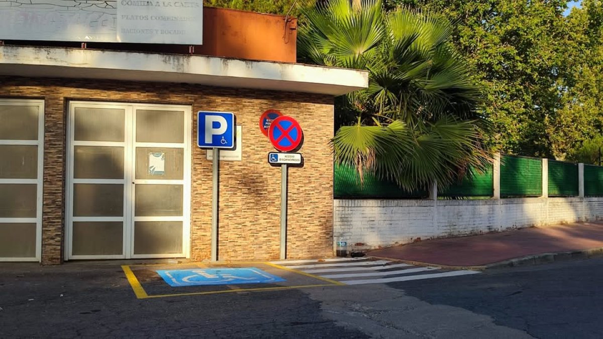 Nuevo estacionamiento accesible junto a la Piscina Municipal