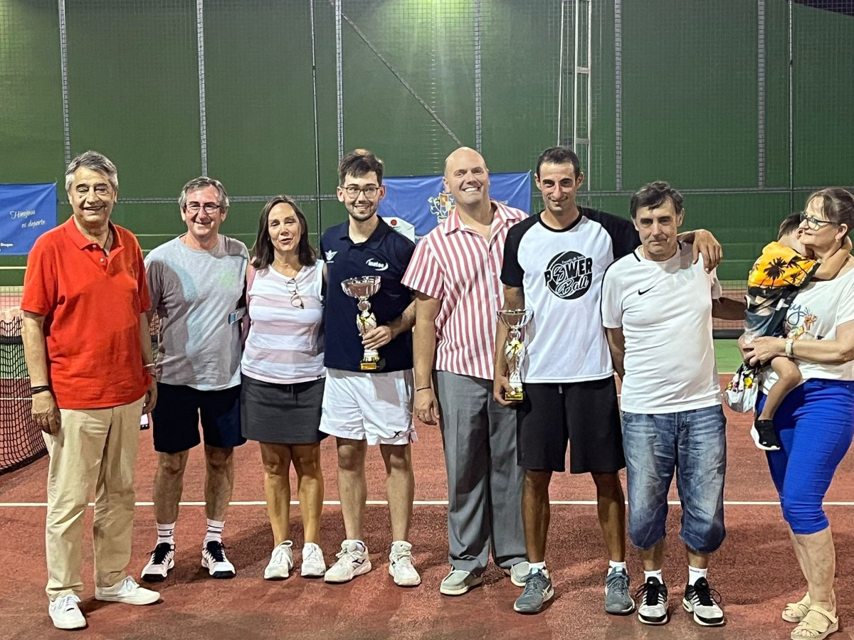Las Pistas del Polideportivo Municipal acogió ayer la gran final del II Torneo de Tenis Ciudad de Hinojosa.