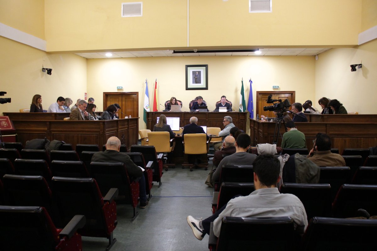 Lucena aprueba nueva ordenanza de comercio ambulante y medidas sobre sopladoras y banca en Jauja