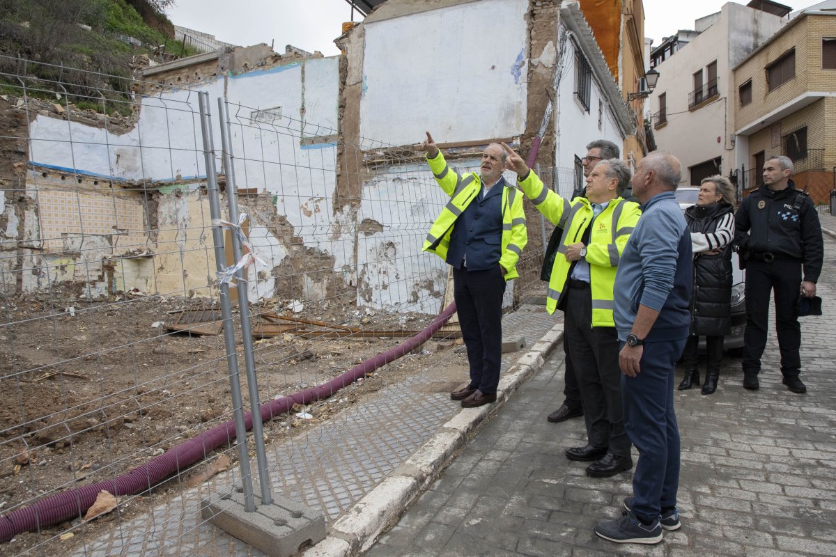 Desalojan a 20 vecinos en Puente Genil por desprendimientos en el Cerro de los Poetas