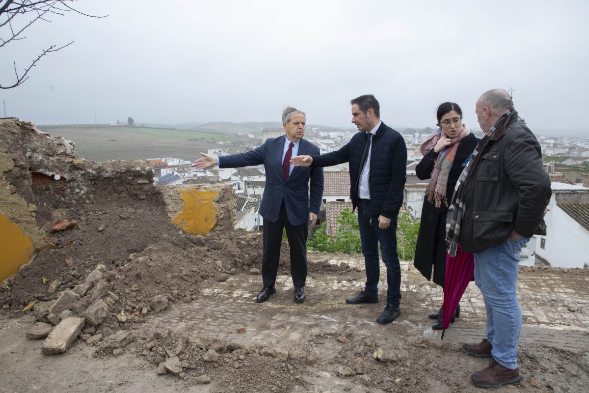Desprendimiento en la muralla de Castro del Río afecta a cinco viviendas; Diputación propone un mirador de 50 m
