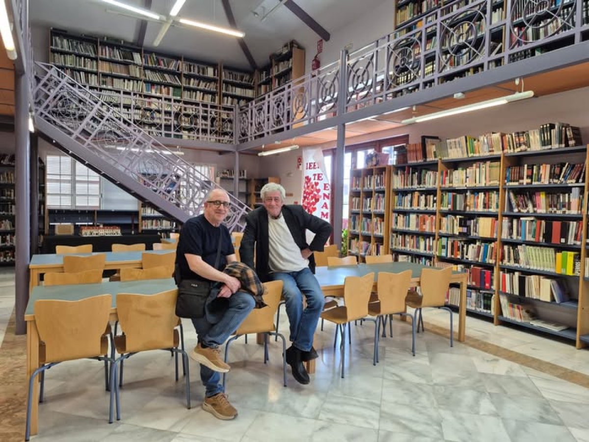Vicent Borrás dona a la Biblioteca de Peñarroya libros y documentación sobre su padre Leonardo Borrás