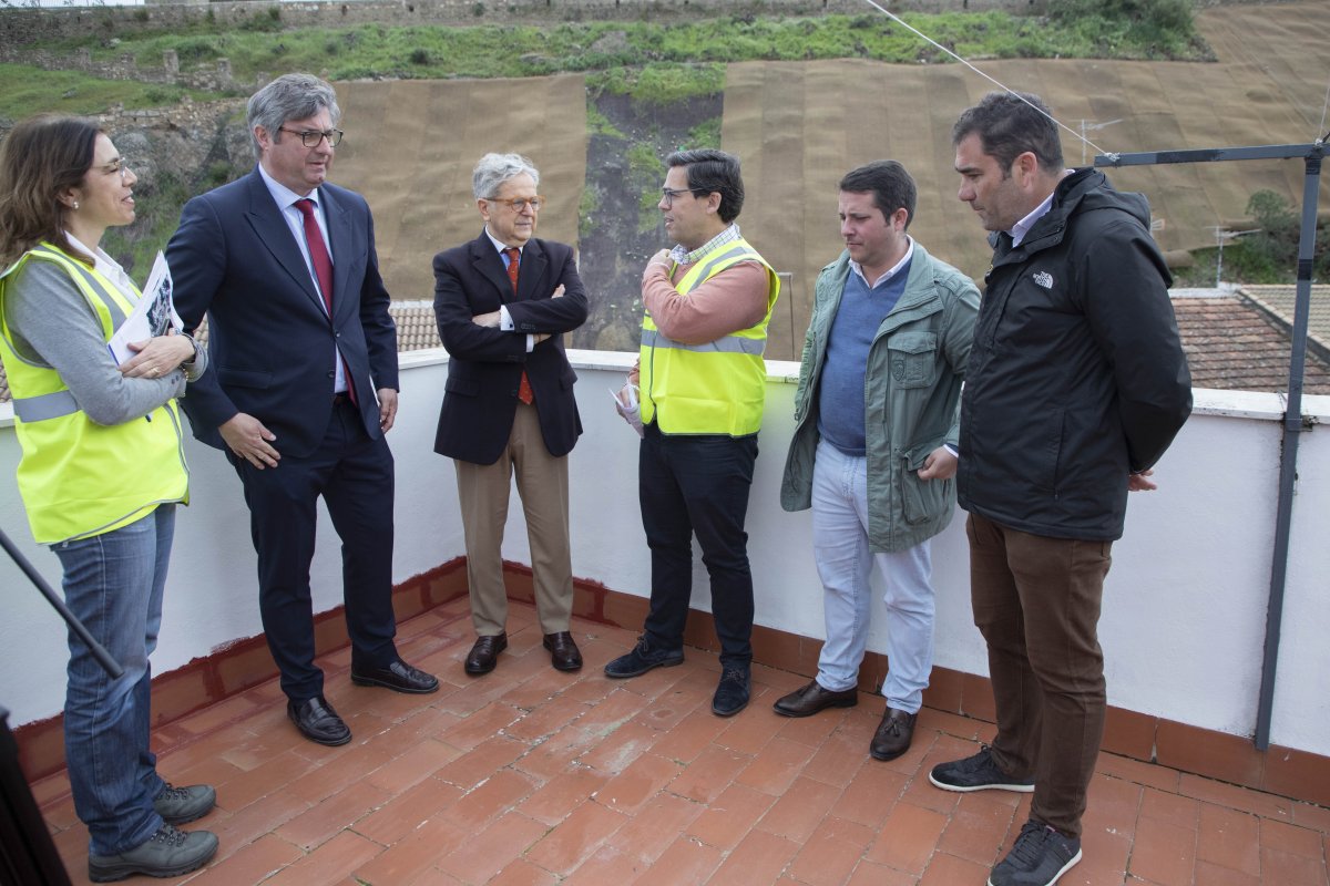 Obras urgentes en Cerro de los Poetas: 400 bulones y 1 km de cable para asegurar talud