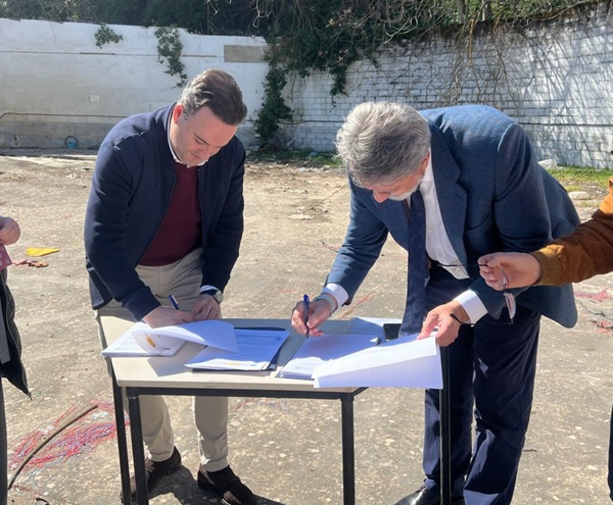 Ayuntamiento compra parcela en Av. Granada para aparcamiento disuasorio en Bajo Adarve