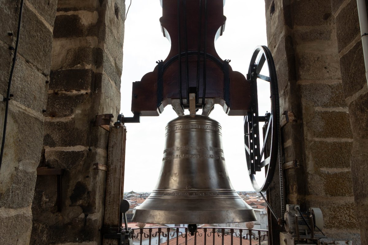 La 'Campana Gorda' vuelve a la torre de la Catedral tras restauración con 2.000 € municipales