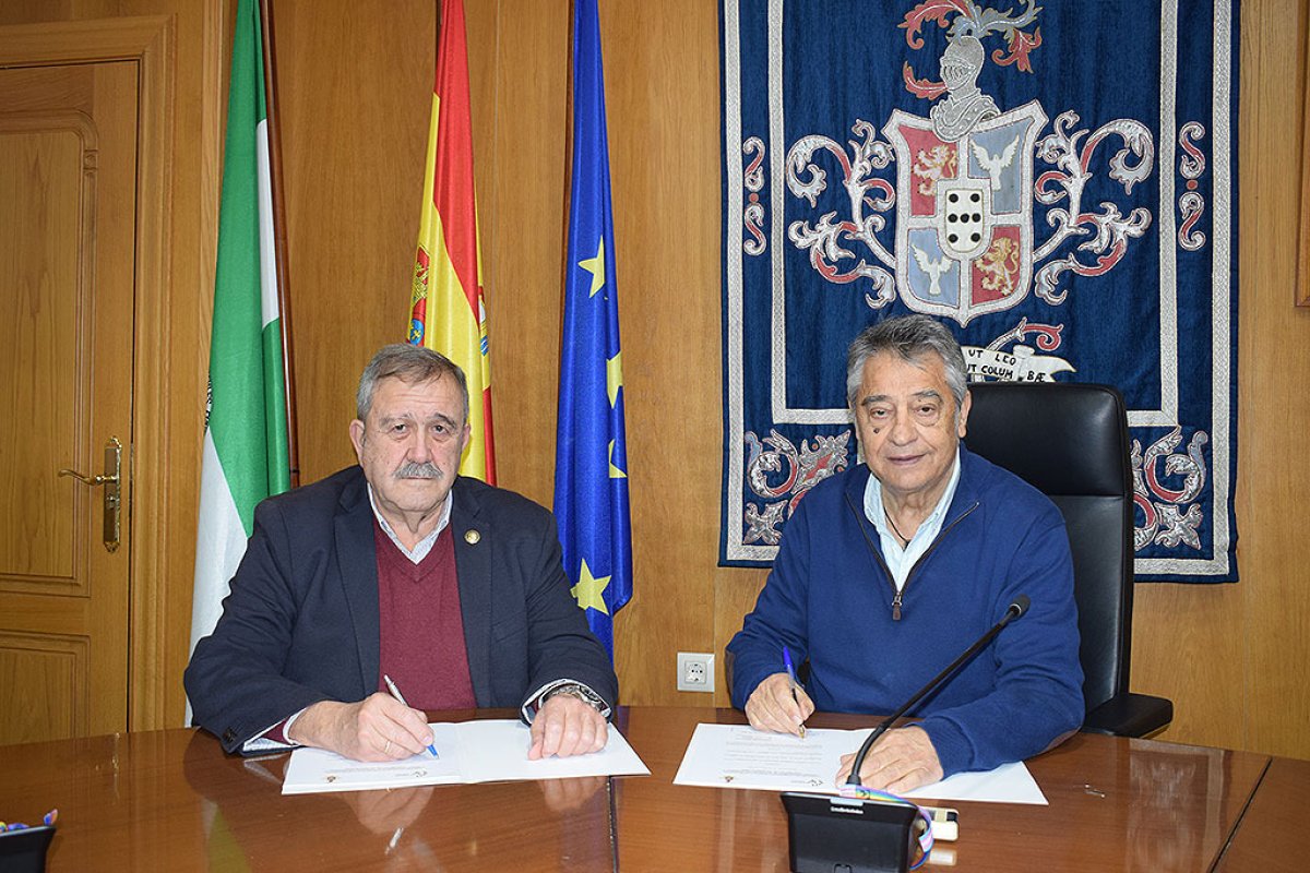 Matías González López y José María de Torres Medina firman convenio en Hinojosa para el CER en colonias felinas