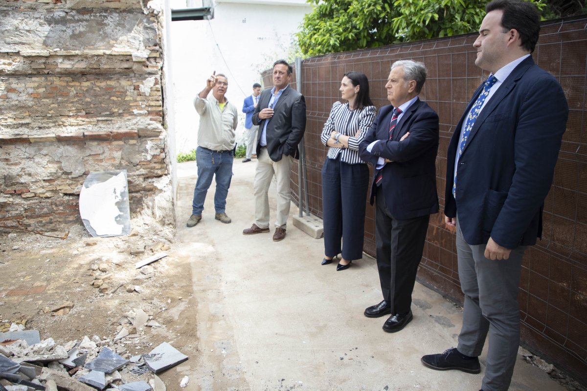 Diputación y alcalde de Priego supervisan obras urgentes en cementerio; reconstruirán 80 nichos