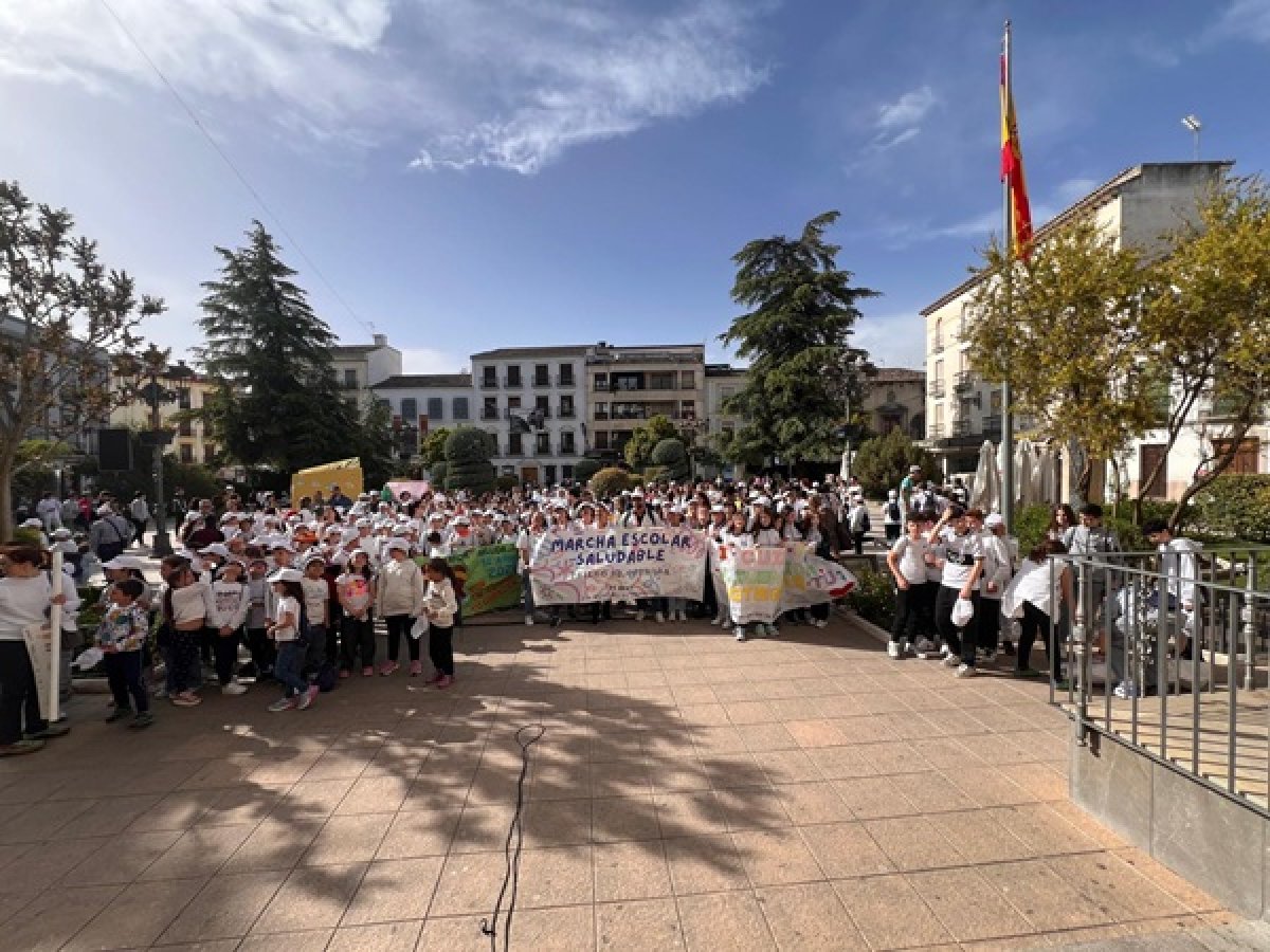 Cerca de 400 alumnos en la III Marcha Escolar Saludable de Priego: "Juntos por la salud"