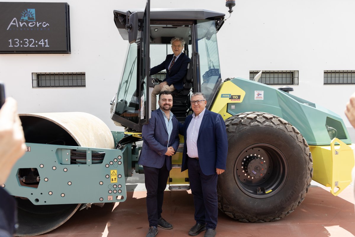 Diputación entrega AMMANN ARS 110 a Añora y Villanueva del Duque para mejorar caminos rurales