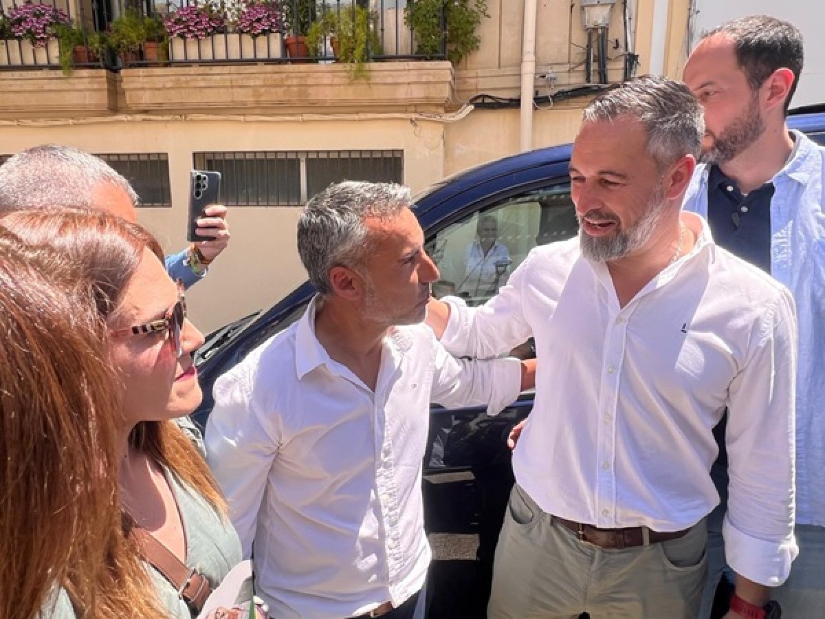 Abascal en Priego: prioridad para españoles en ayudas, repatriación y crítica a Moreno y Sánchez