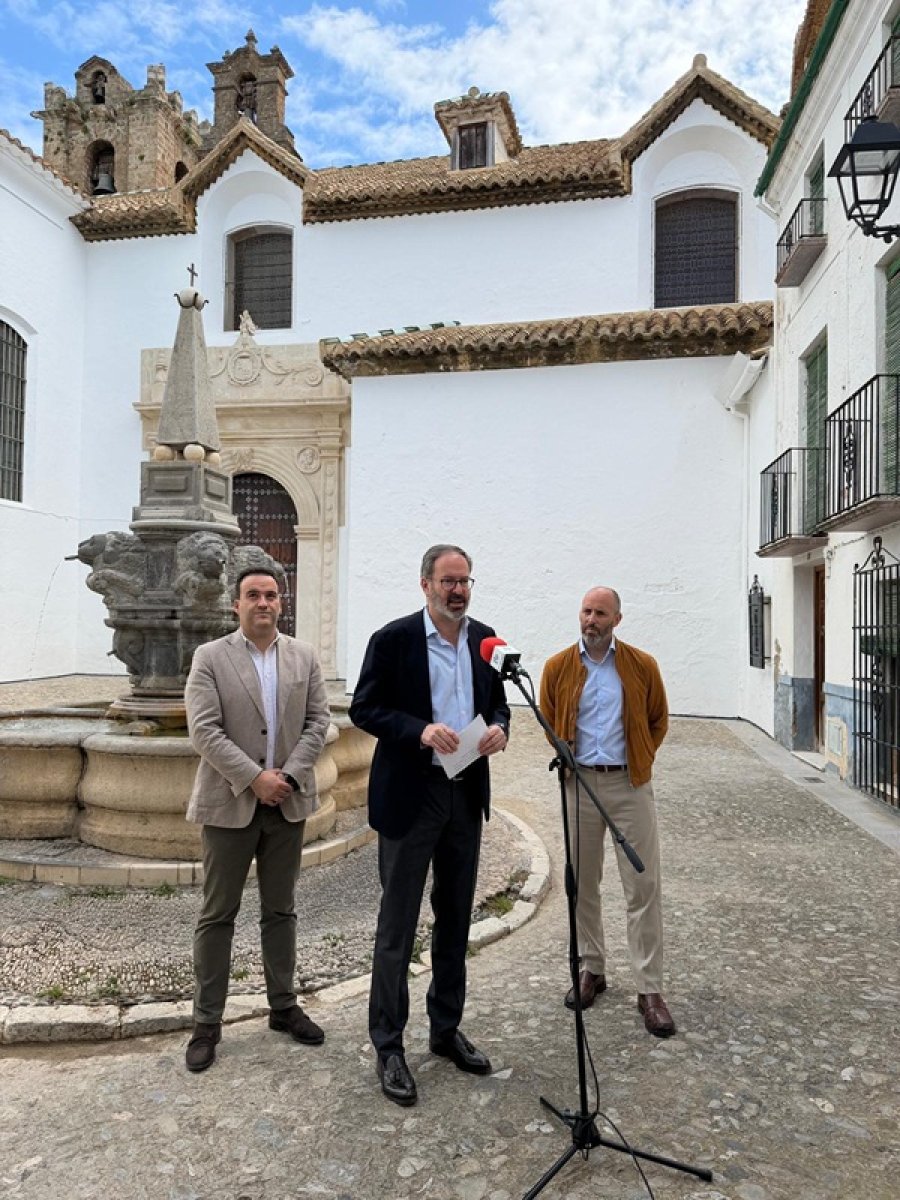 Molina en Priego: PP destaca restauración del retablo y busca apoyo para Juanma Moreno