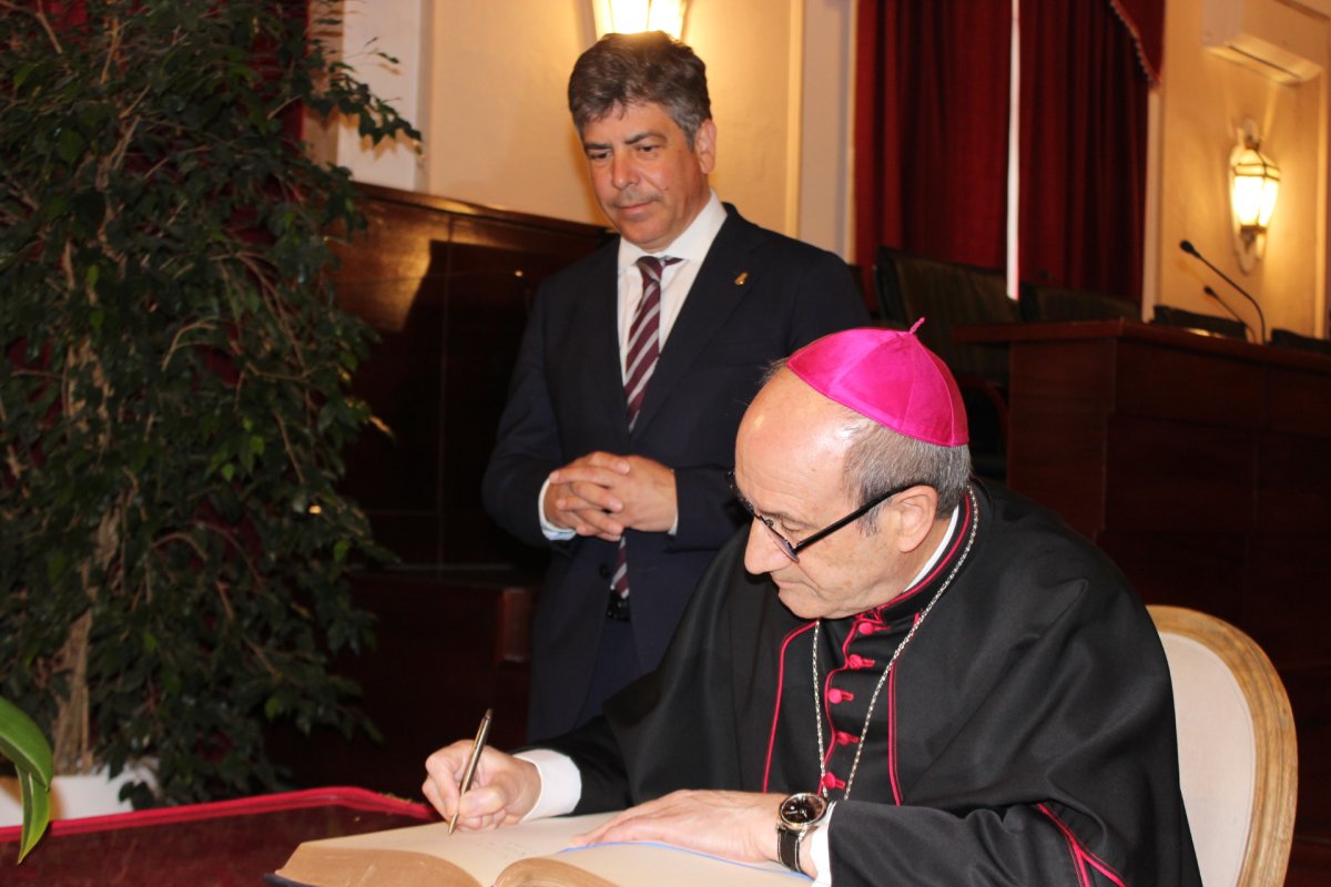 Montilla recibe al obispo Jesús Fernández y acuerda impulsar el legado de San Juan de Ávila