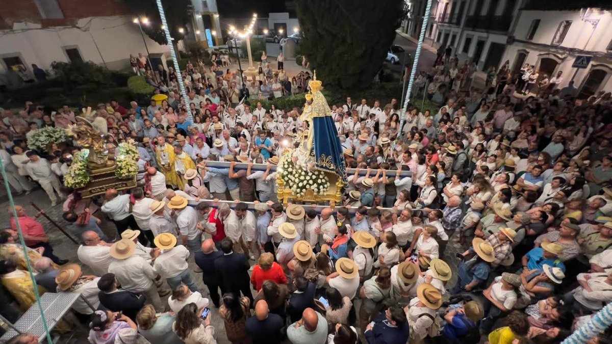 Patrona entra en San Miguel, recibe llaves y bastón como Alcaldesa Perpetua; quedará hasta octubre