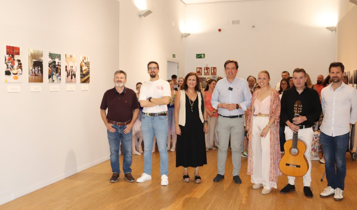 Lucena inaugura exposición fotográfica que celebra 25 años de la Escuela Municipal de Música y Danza