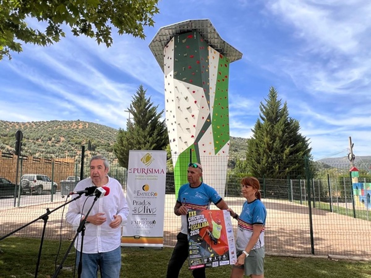 Priego inaugura rocódromo de 9 m en la Ciudad de los Niños; acogerá prueba escolar