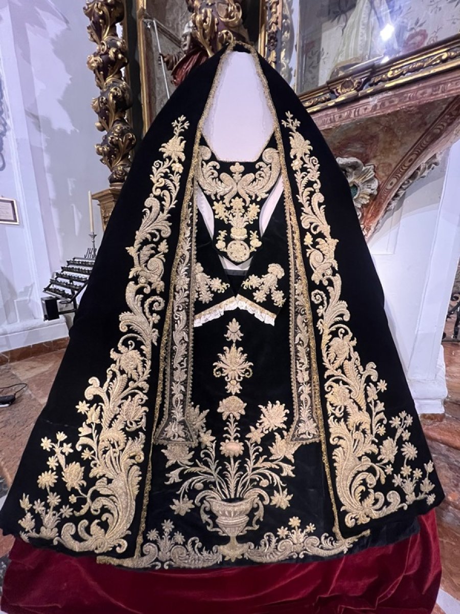 Diputación financia la restauración del conjunto de luto de María Santísima de la Soledad Coronada