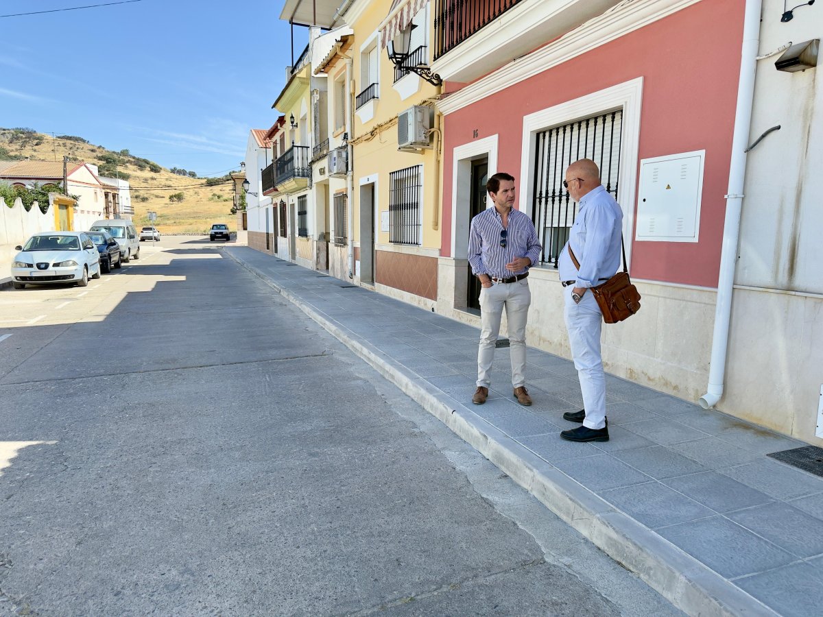 Cabra reurbaniza la calle Guadalquivir con 119.397€ del PFEA y 277 jornales