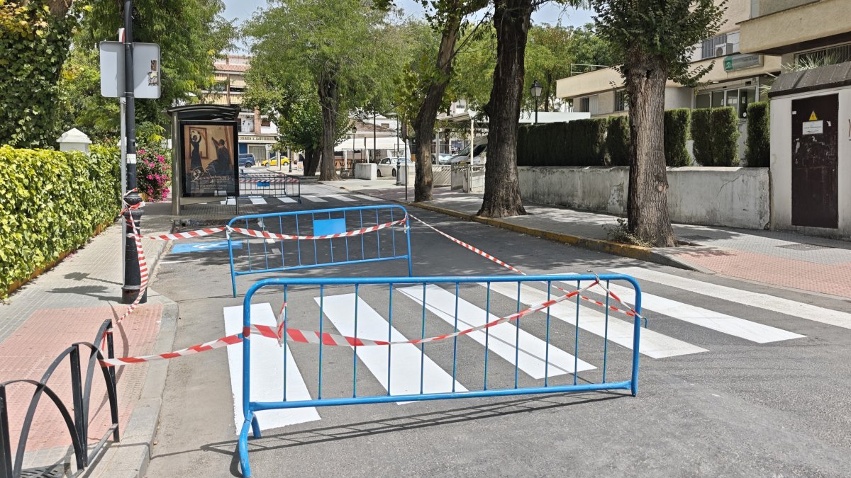 Lucena repinta 43.710 m de marcas viales; pasos por el Ayuntamiento y contrato de 17.982 €