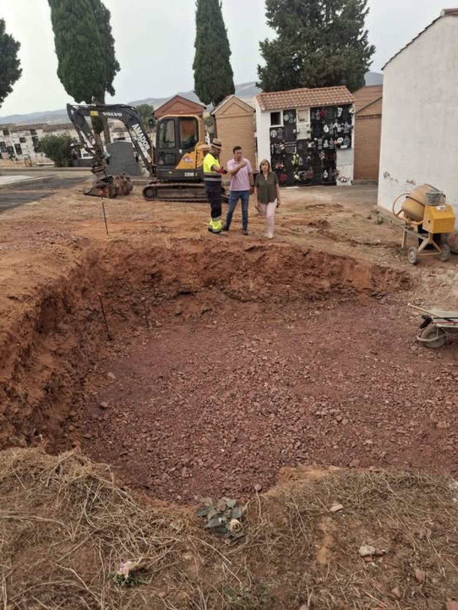 Avanzan cimentaciones en dos cementerios para instalar dos nuevos bloques de nichos