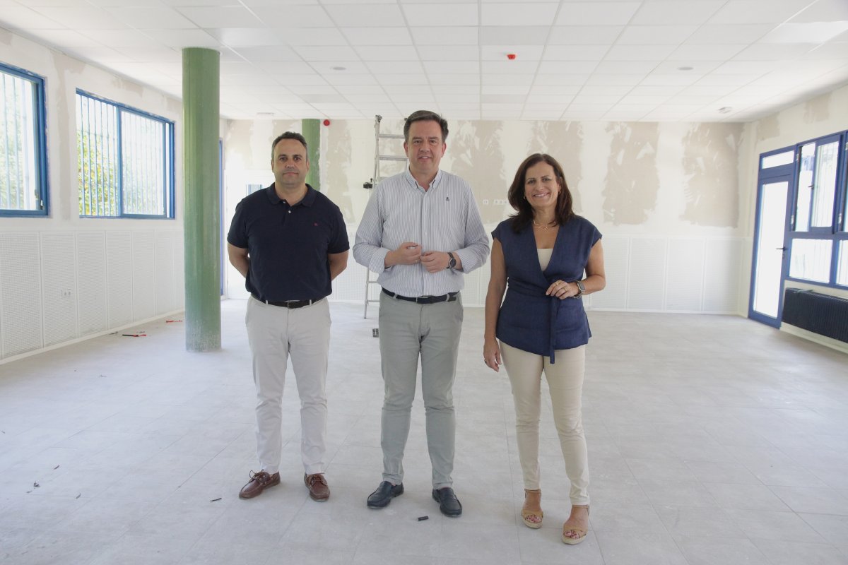 Comedor del CEIP Antonio Machado en Lucena, casi listo para 110 alumnos al inicio del curso