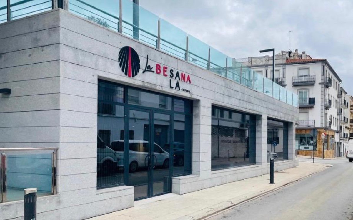 Inauguración de la sala de exposiciones  La Besana con una exposición de Sabino Moreno