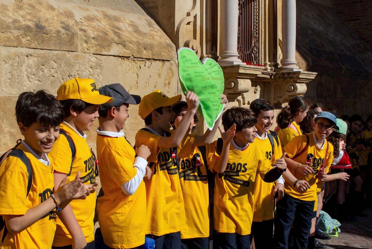 1.500 abrazos en la Mezquita de Córdoba piden más visibilidad y recursos para las enfermedades raras