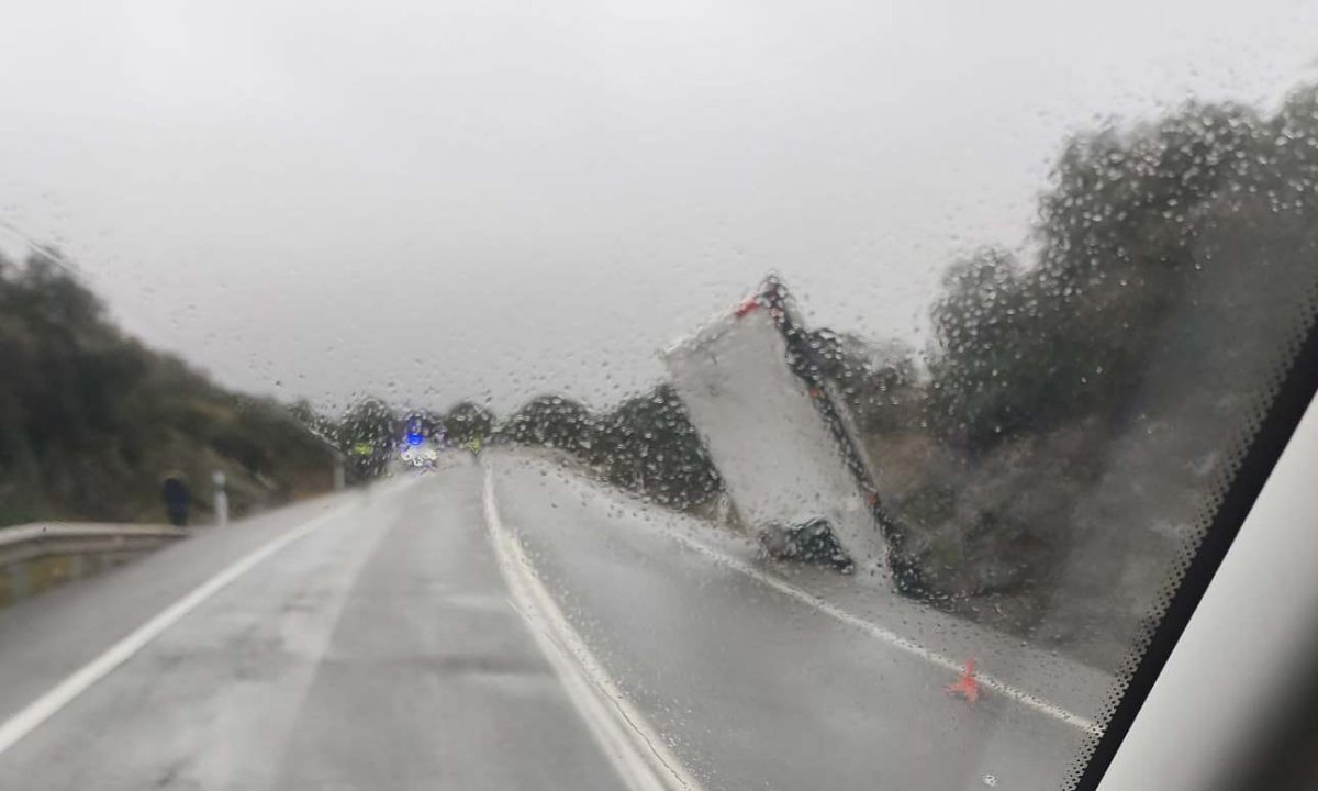 Turismo vuelca en la N-502 entre Alcaracejos y Espiel; al menos un herido