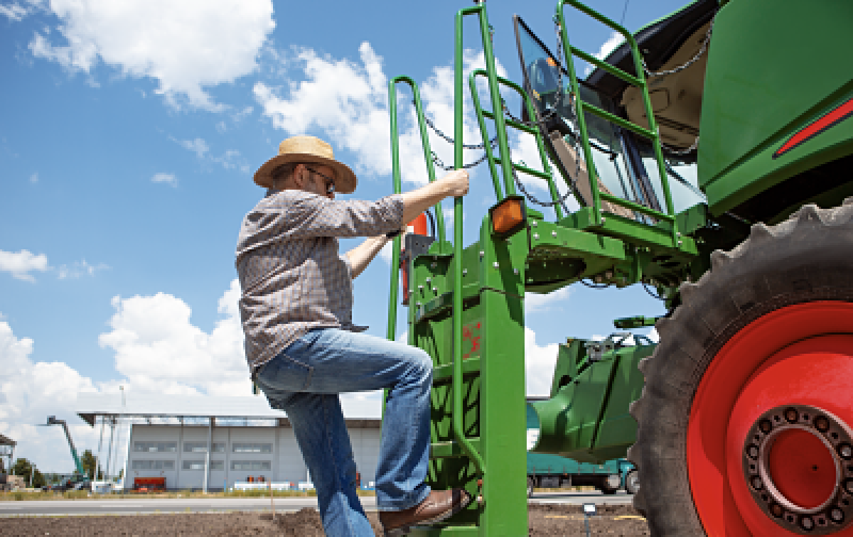La tractorada del sector agro-granadero comenzó con fuerza las protestas este martes